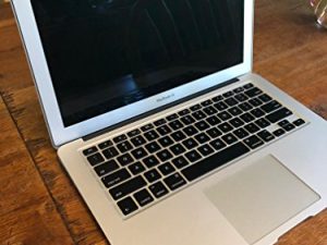 لاب توب أبل ماك بوك إير ١٣ بوصة (١.٦ جيجا هرتز كور آي ٥ ، ٤ جيجا بايت رام ، ١٢٨ جيجا بايت إس إس دي ، أوائل عام ٢٠١٥)