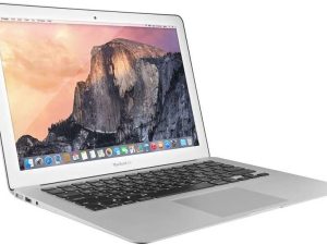 Apple MacBook Air 13.3 "MJVE2LL / A أوائل 2015 - Intel Core i7 2.2GHz ، 8GB RAM ، 512GB SSD - فضي (مجدد)
